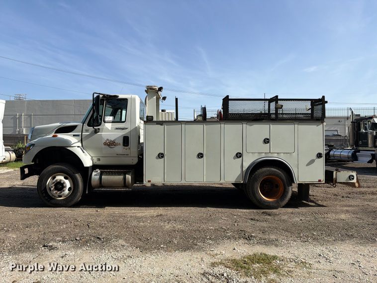 image for item FI0259 2011 International 7400 utility / service truck