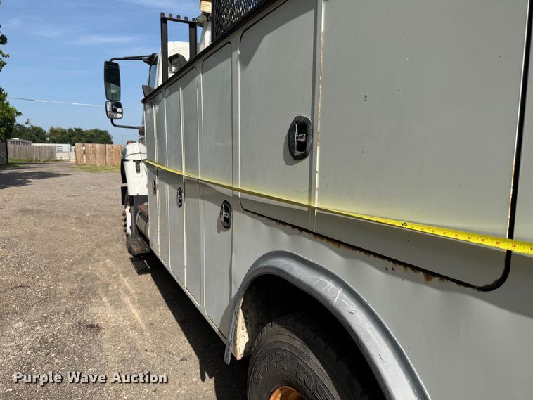 image for item FI0259 2011 International 7400 utility / service truck