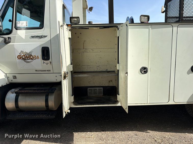 image for item FI0259 2011 International 7400 utility / service truck