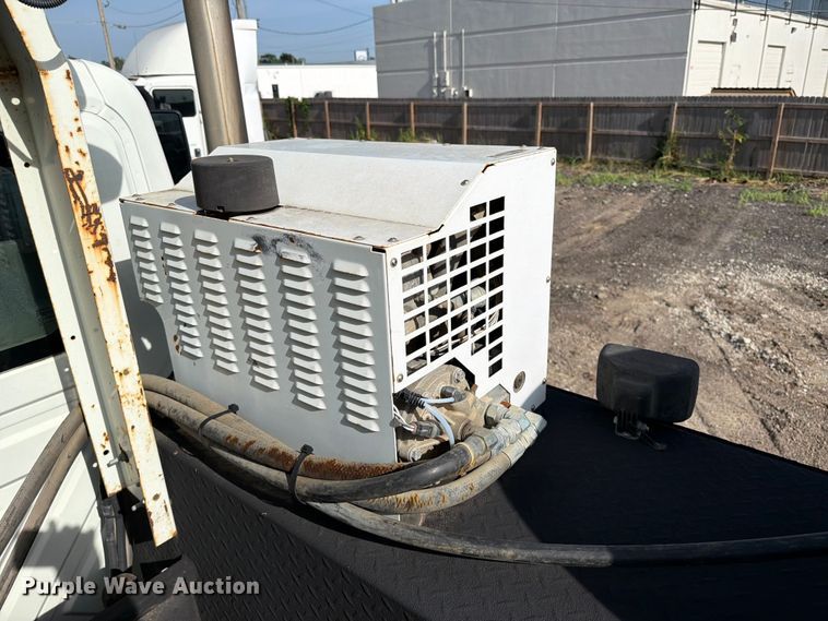 image for item FI0259 2011 International 7400 utility / service truck