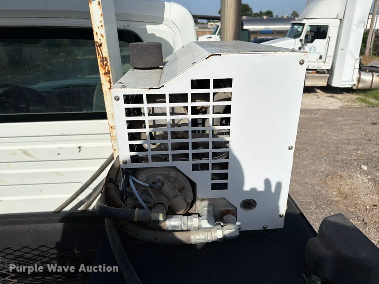 image for item FI0259 2011 International 7400 utility / service truck