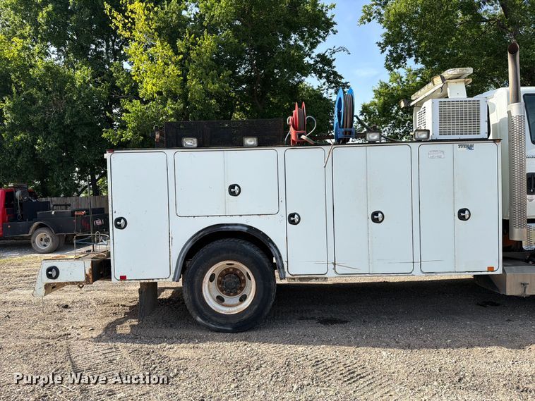 image for item FI0259 2011 International 7400 utility / service truck