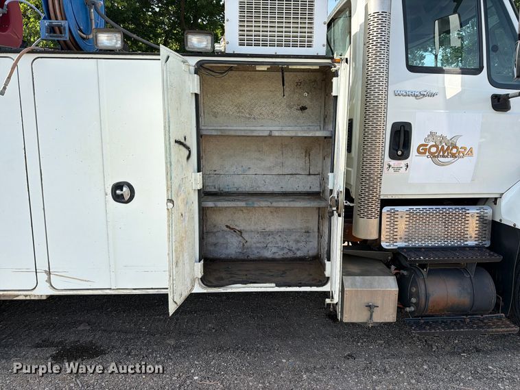image for item FI0259 2011 International 7400 utility / service truck