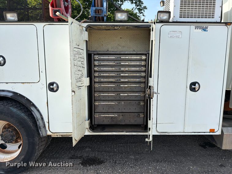 image for item FI0259 2011 International 7400 utility / service truck