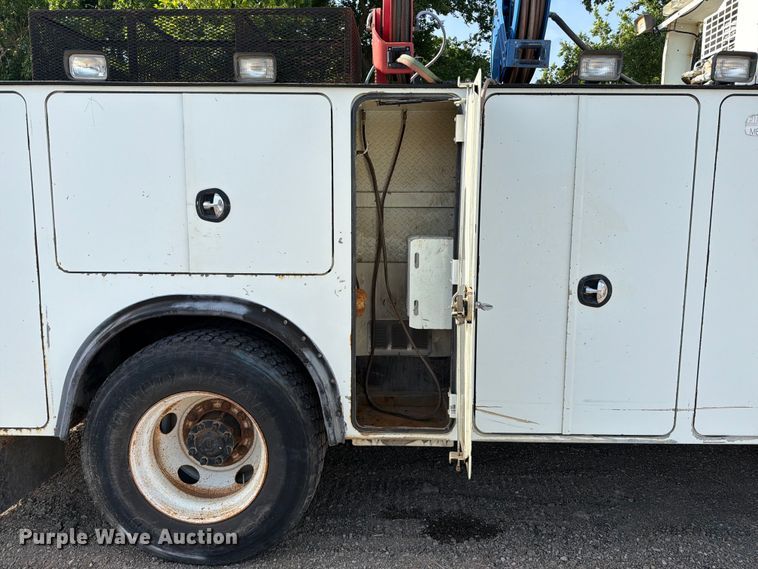 image for item FI0259 2011 International 7400 utility / service truck