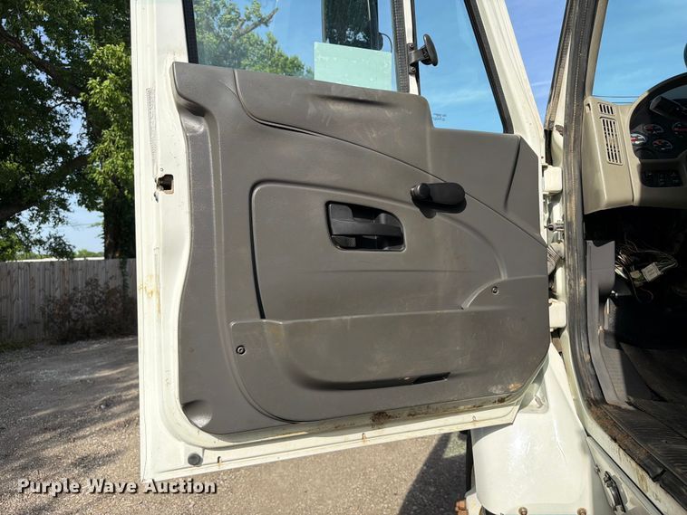 image for item FI0259 2011 International 7400 utility / service truck