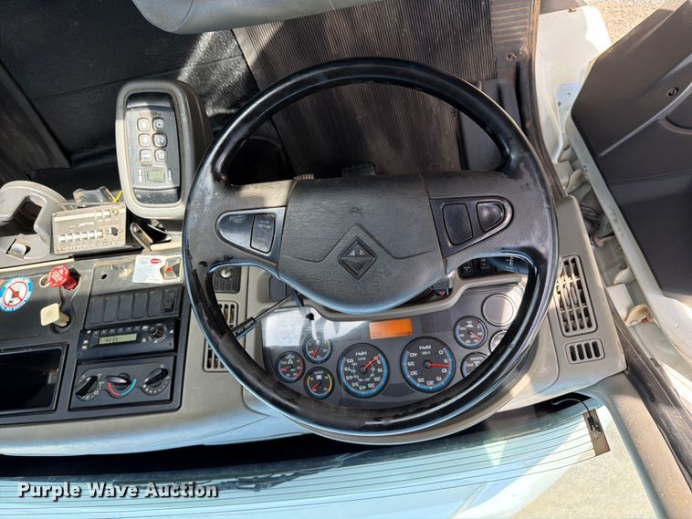 image for item FI0259 2011 International 7400 utility / service truck