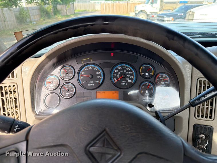 image for item FI0259 2011 International 7400 utility / service truck