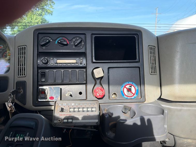 image for item FI0259 2011 International 7400 utility / service truck