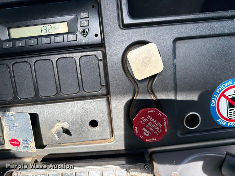 image for item FI0259 2011 International 7400 utility / service truck