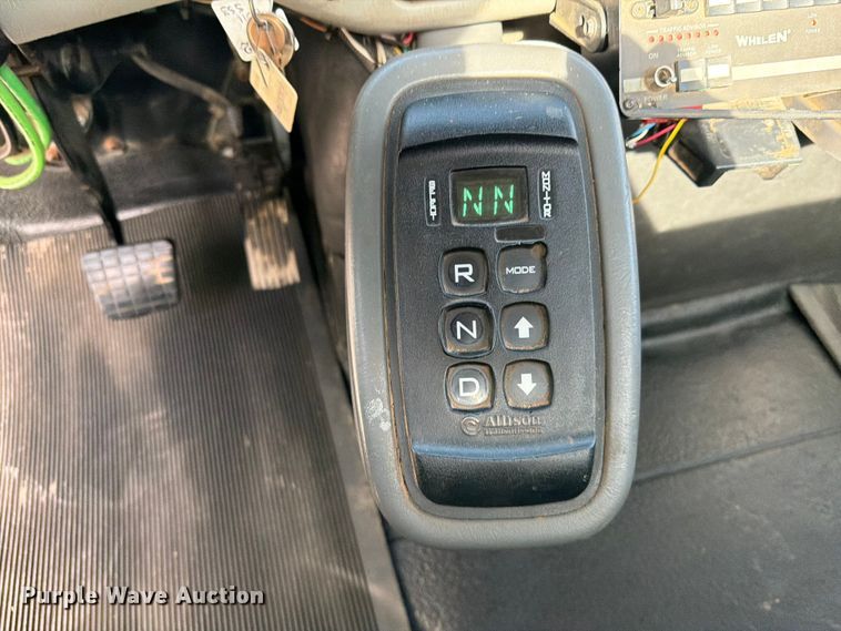 image for item FI0259 2011 International 7400 utility / service truck