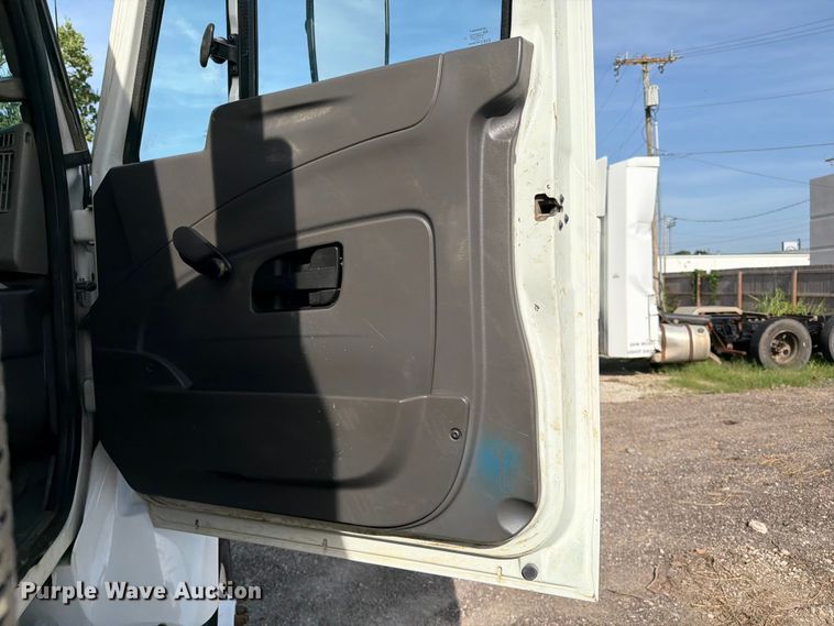 image for item FI0259 2011 International 7400 utility / service truck