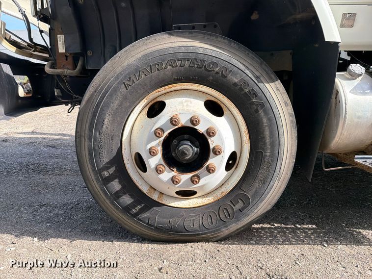 image for item FI0259 2011 International 7400 utility / service truck