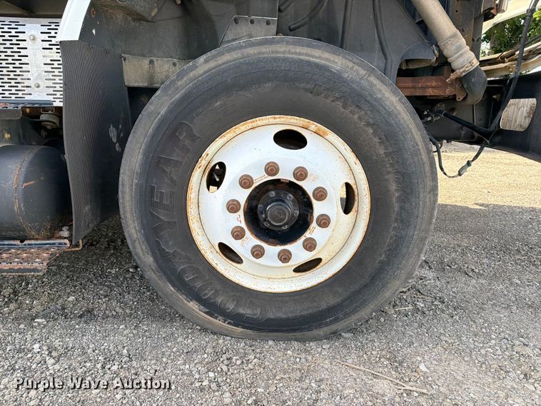 image for item FI0259 2011 International 7400 utility / service truck