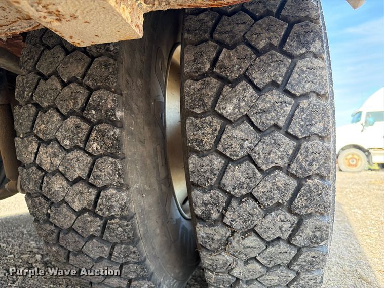 image for item FI0259 2011 International 7400 utility / service truck