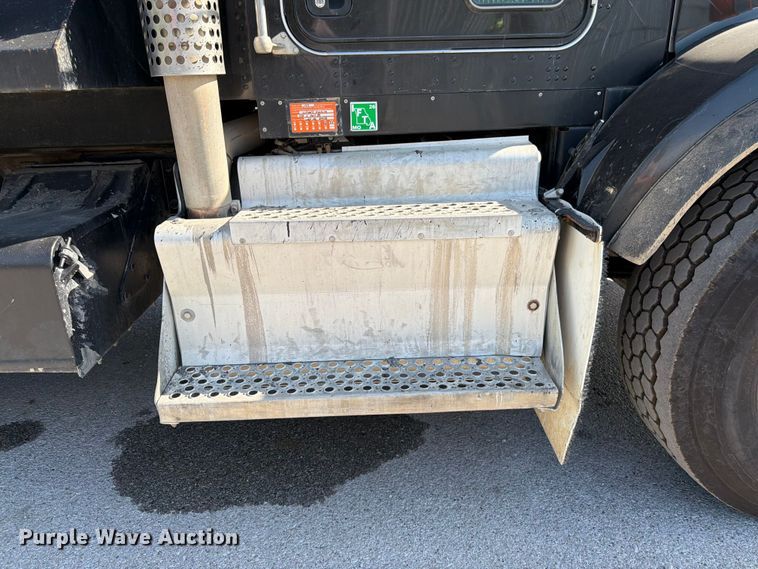 image for item FK3131 2013 Kenworth T800 dump truck