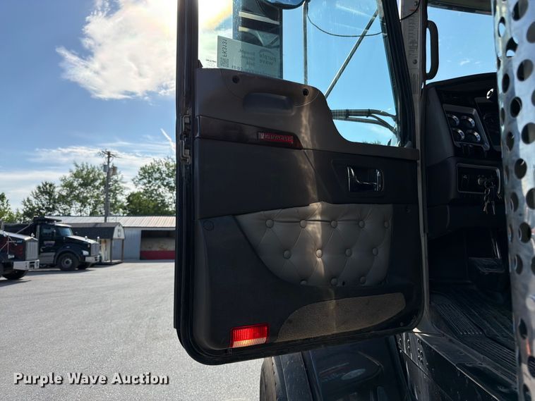 image for item FK3131 2013 Kenworth T800 dump truck