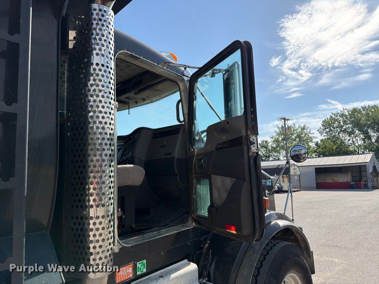 image for item FK3131 2013 Kenworth T800 dump truck