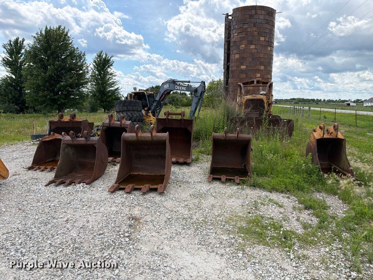 image for item FK4042 (8) excavator buckets