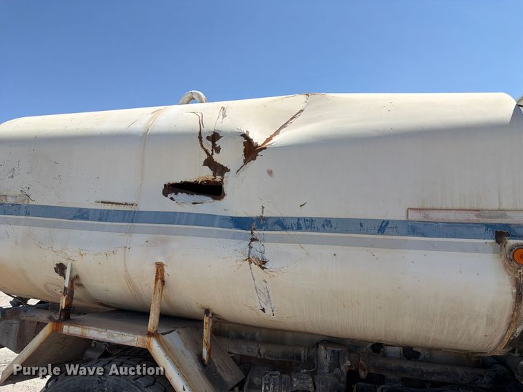 image for item FK4516 1991 Ford LA8000 water truck
