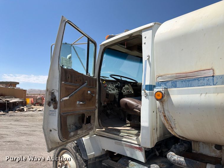 image for item FK4516 1991 Ford LA8000 water truck