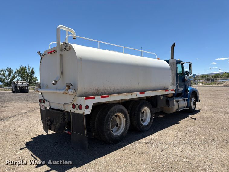 image for item FM7548 2006 International 9200i water truck