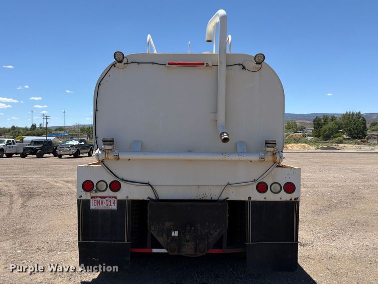 image for item FM7548 2006 International 9200i water truck