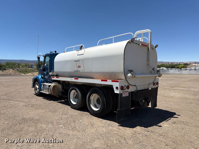 image for item FM7548 2006 International 9200i water truck