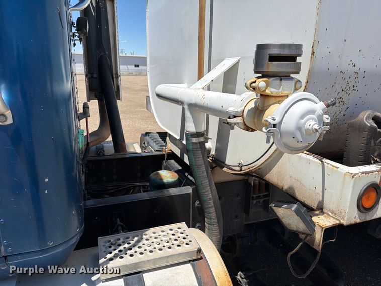 image for item FM7548 2006 International 9200i water truck