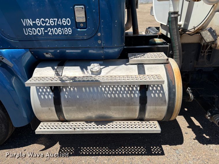 image for item FM7548 2006 International 9200i water truck