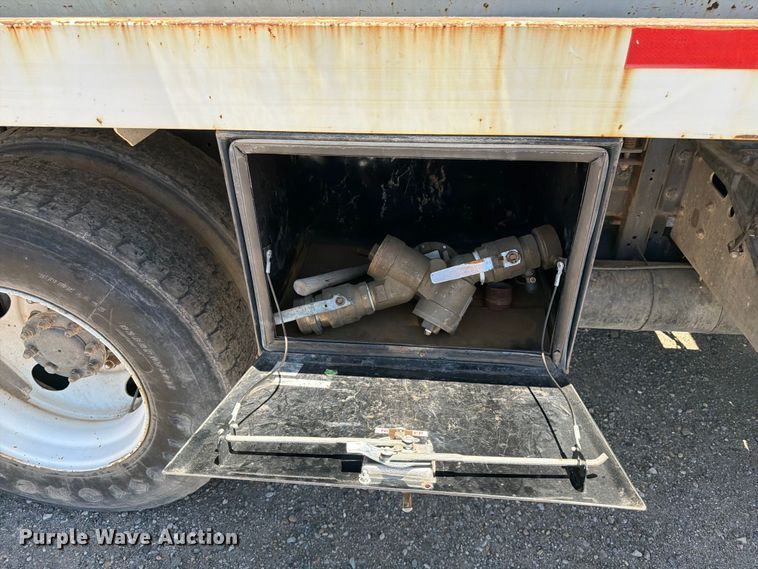 image for item FM7548 2006 International 9200i water truck