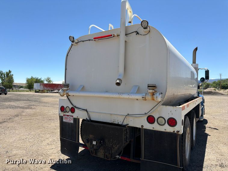 image for item FM7548 2006 International 9200i water truck