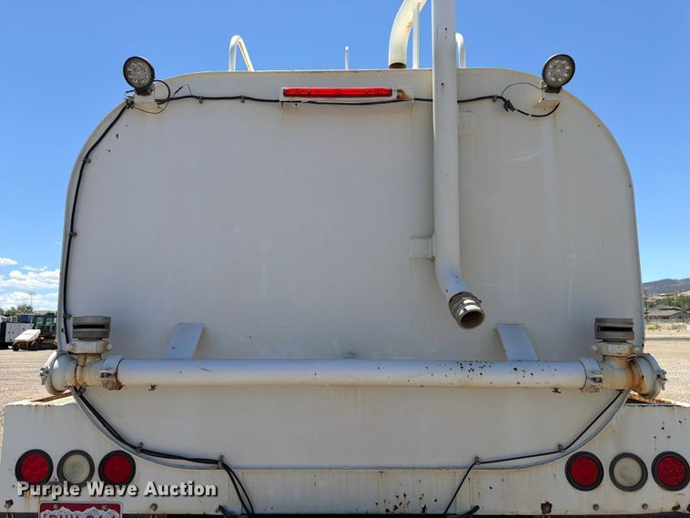 image for item FM7548 2006 International 9200i water truck