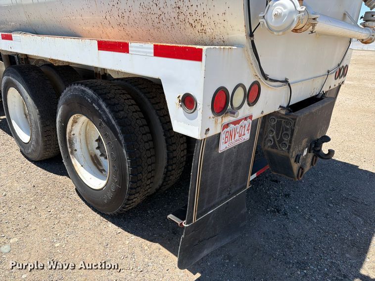 image for item FM7548 2006 International 9200i water truck