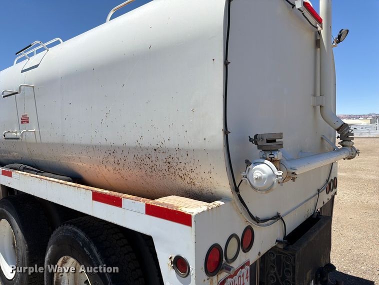 image for item FM7548 2006 International 9200i water truck
