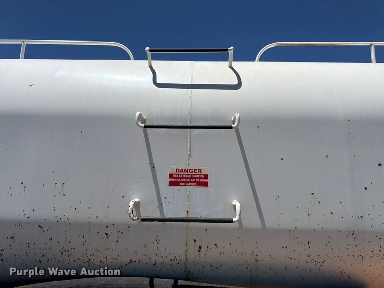 image for item FM7548 2006 International 9200i water truck
