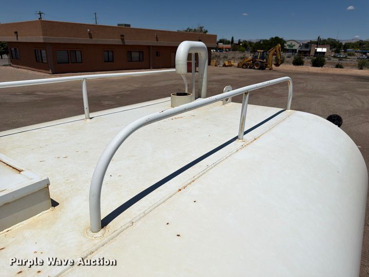 image for item FM7548 2006 International 9200i water truck
