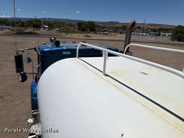 image for item FM7548 2006 International 9200i water truck