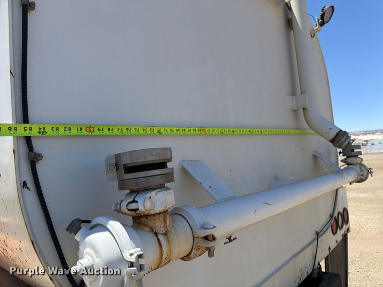image for item FM7548 2006 International 9200i water truck