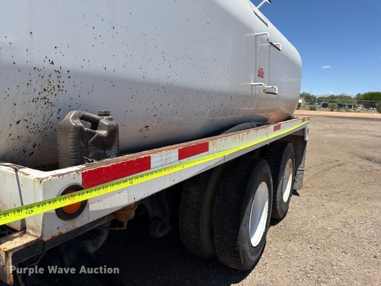 image for item FM7548 2006 International 9200i water truck