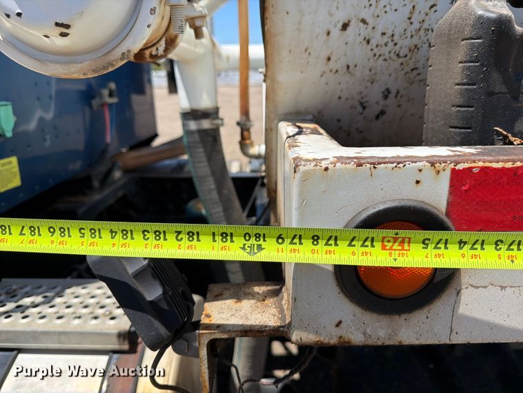 image for item FM7548 2006 International 9200i water truck