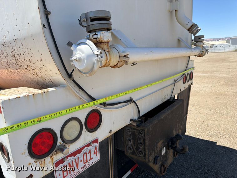image for item FM7548 2006 International 9200i water truck
