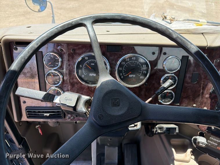 image for item FM7548 2006 International 9200i water truck