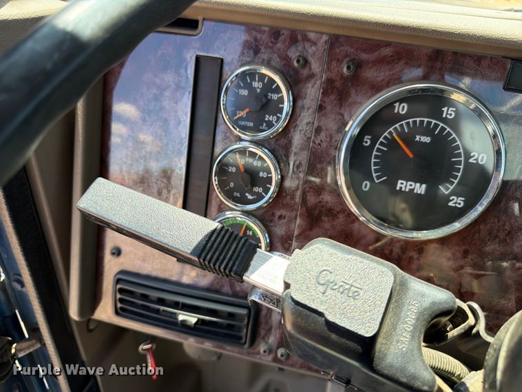 image for item FM7548 2006 International 9200i water truck