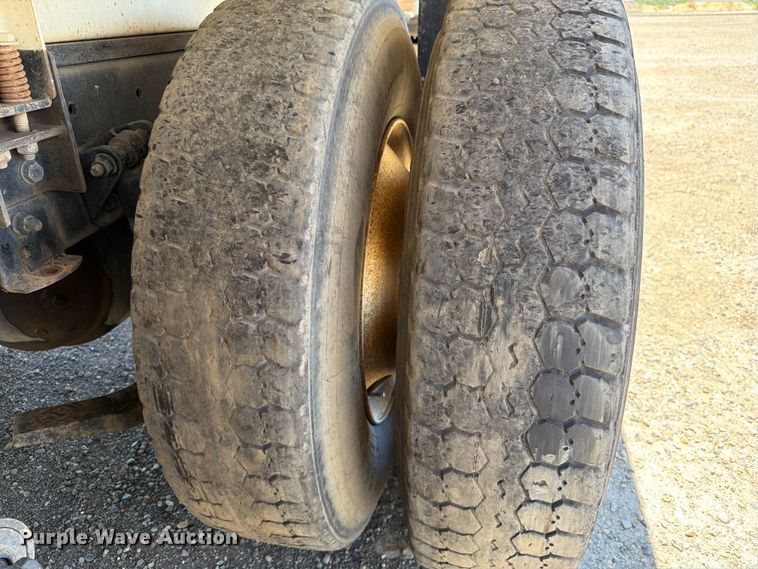 image for item FM7548 2006 International 9200i water truck