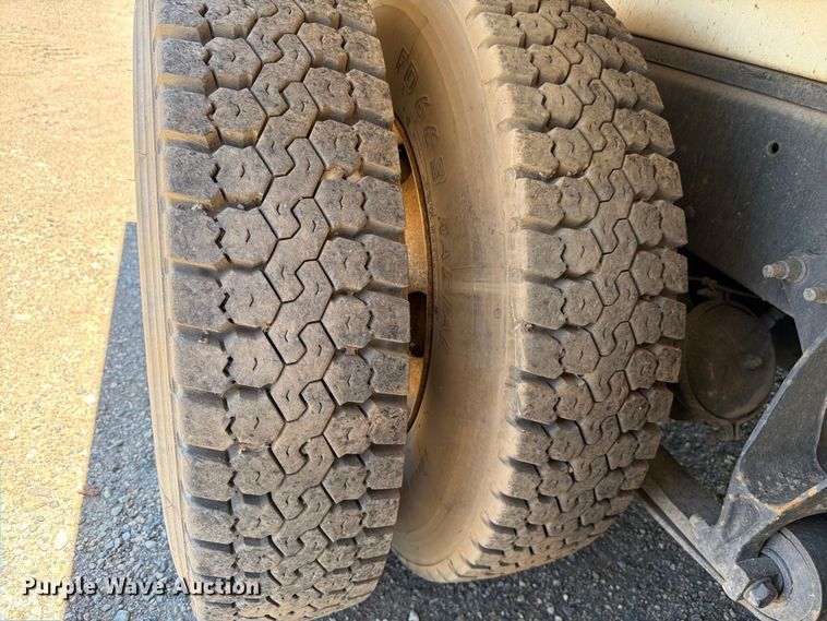 image for item FM7548 2006 International 9200i water truck
