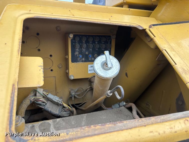 image for item NJ9129 1998 Caterpillar D5M XL dozer