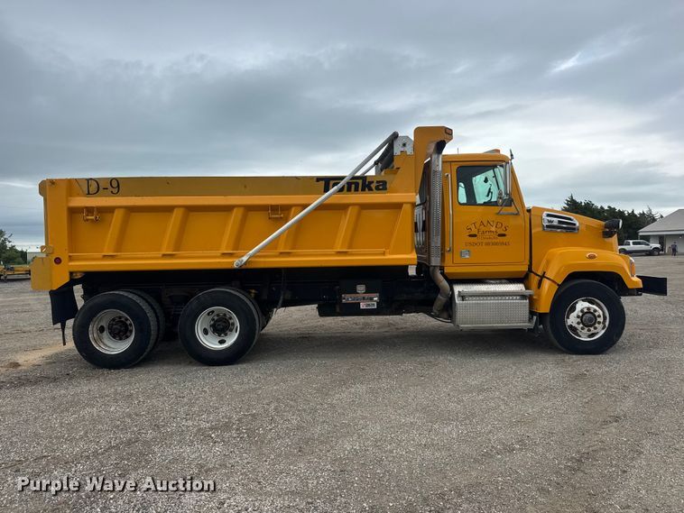 image for item NJ9136 2015 Western Star 4700 dump truck