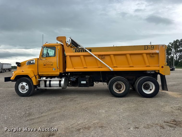 image for item NJ9136 2015 Western Star 4700 dump truck