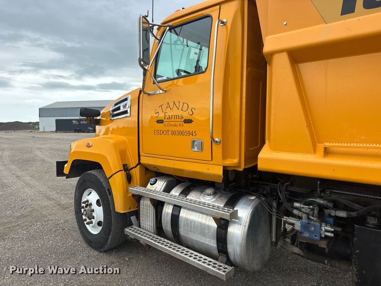 image for item NJ9136 2015 Western Star 4700 dump truck